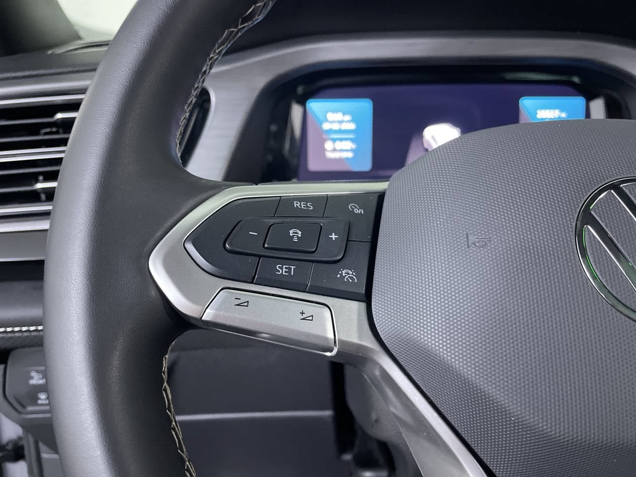 2025 Volkswagen Atlas Cross Sport 2.0T SE w/Technology