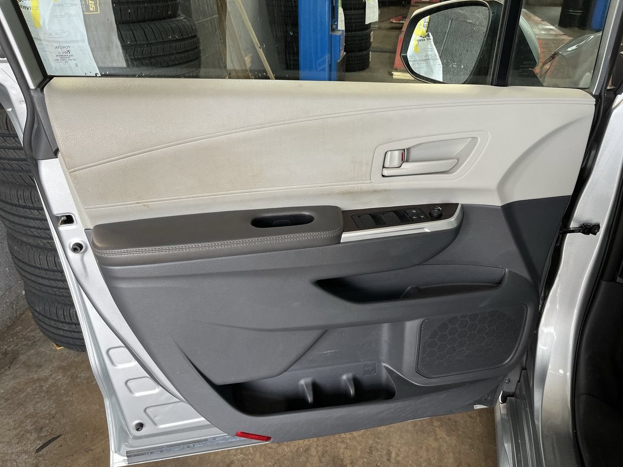 2022 Toyota Sienna LE
