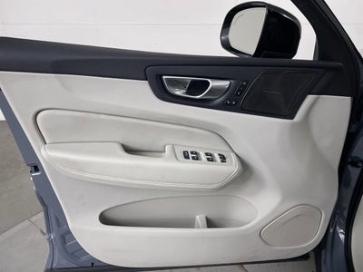 2023 Volvo XC60 Plus Dark Theme