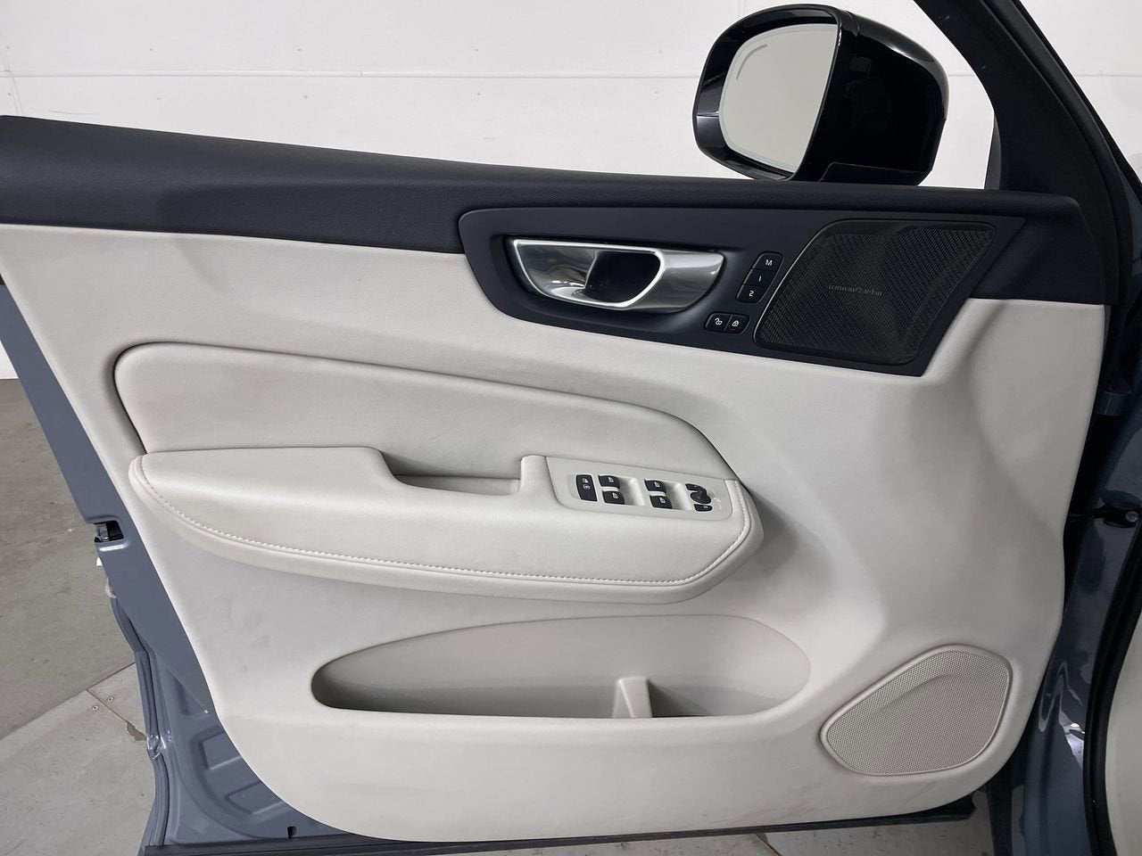 2023 Volvo XC60 Plus Dark Theme