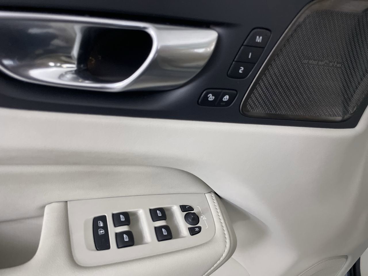 2023 Volvo XC60 Plus Dark Theme