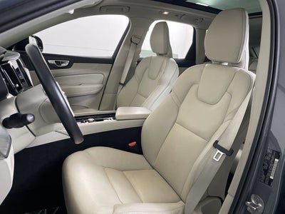 2023 Volvo XC60 Plus Dark Theme