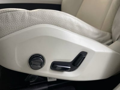 2023 Volvo XC60 Plus Dark Theme