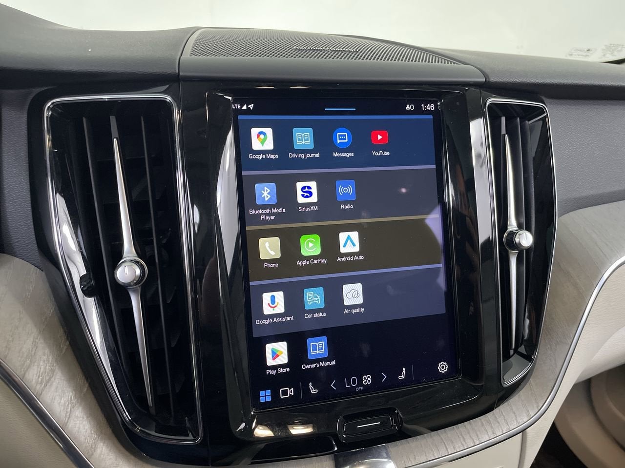 2023 Volvo XC60 Plus Dark Theme