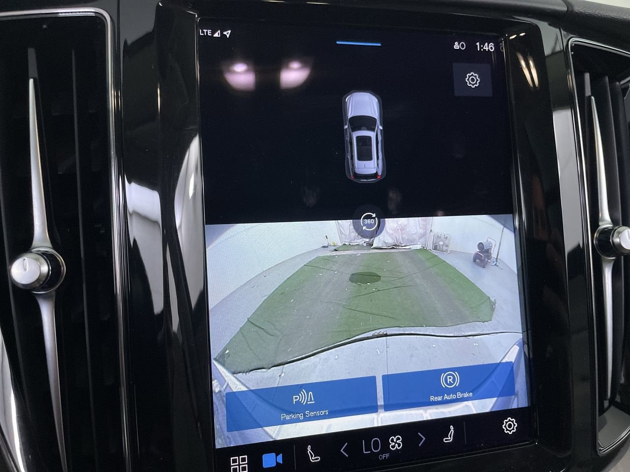 2023 Volvo XC60 Plus Dark Theme