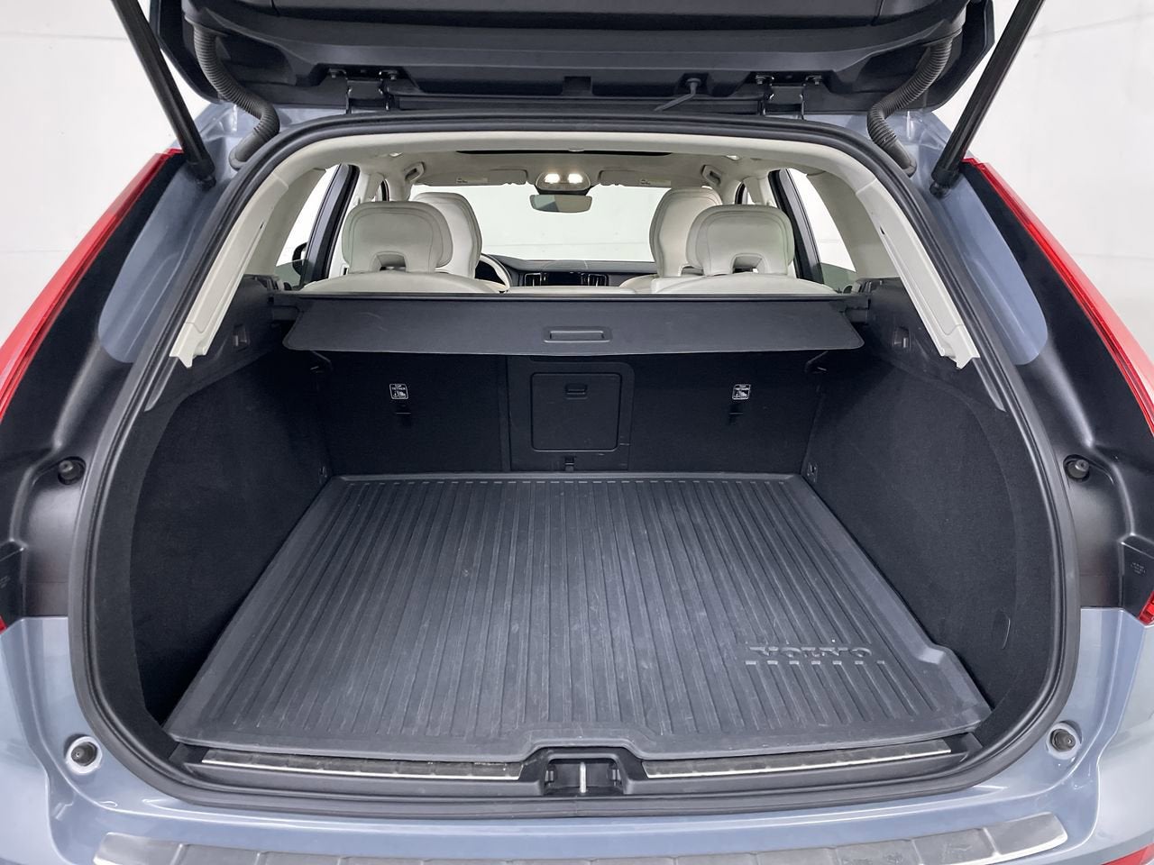 2023 Volvo XC60 Plus Dark Theme