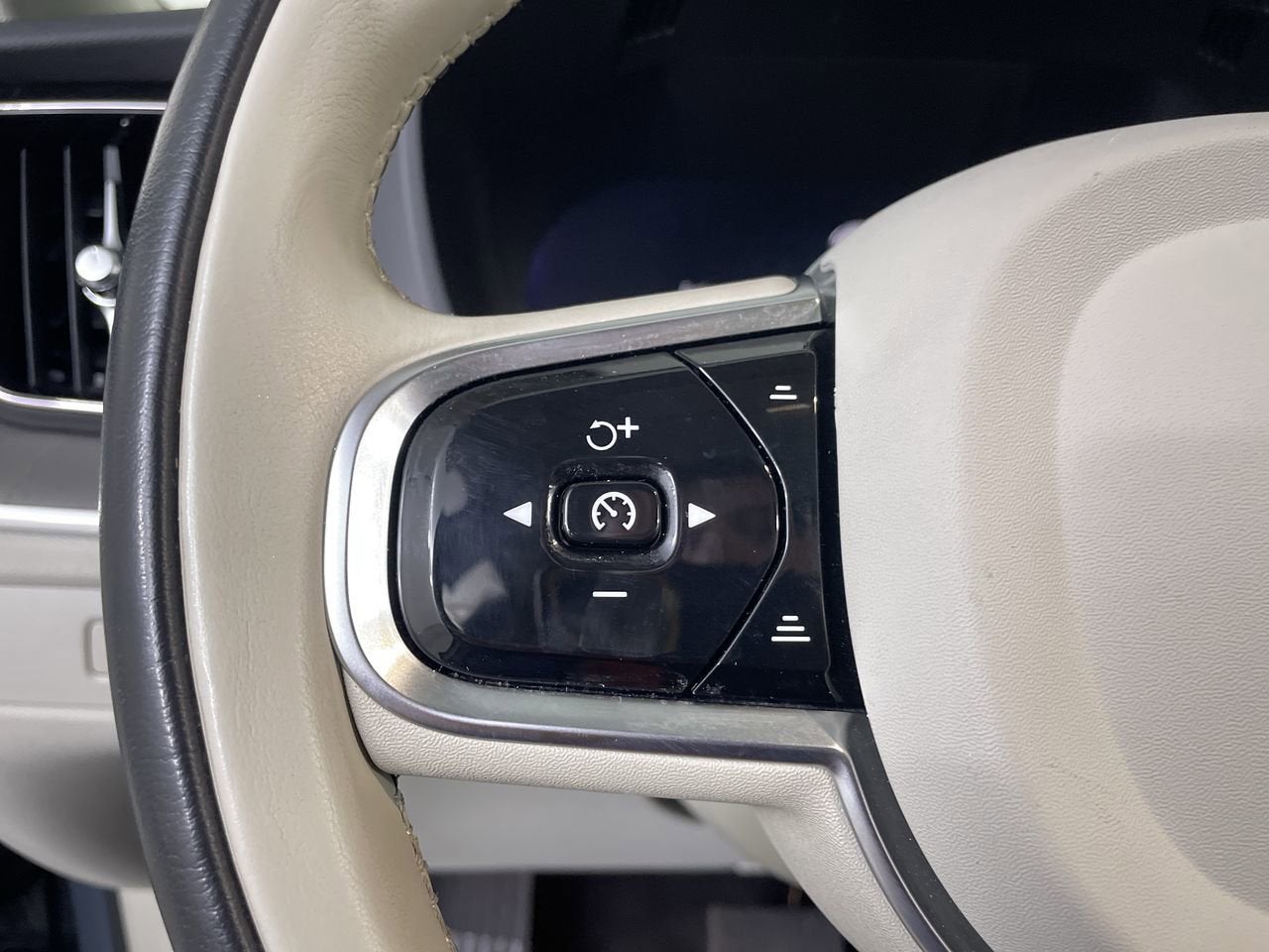 2023 Volvo XC60 Plus Dark Theme