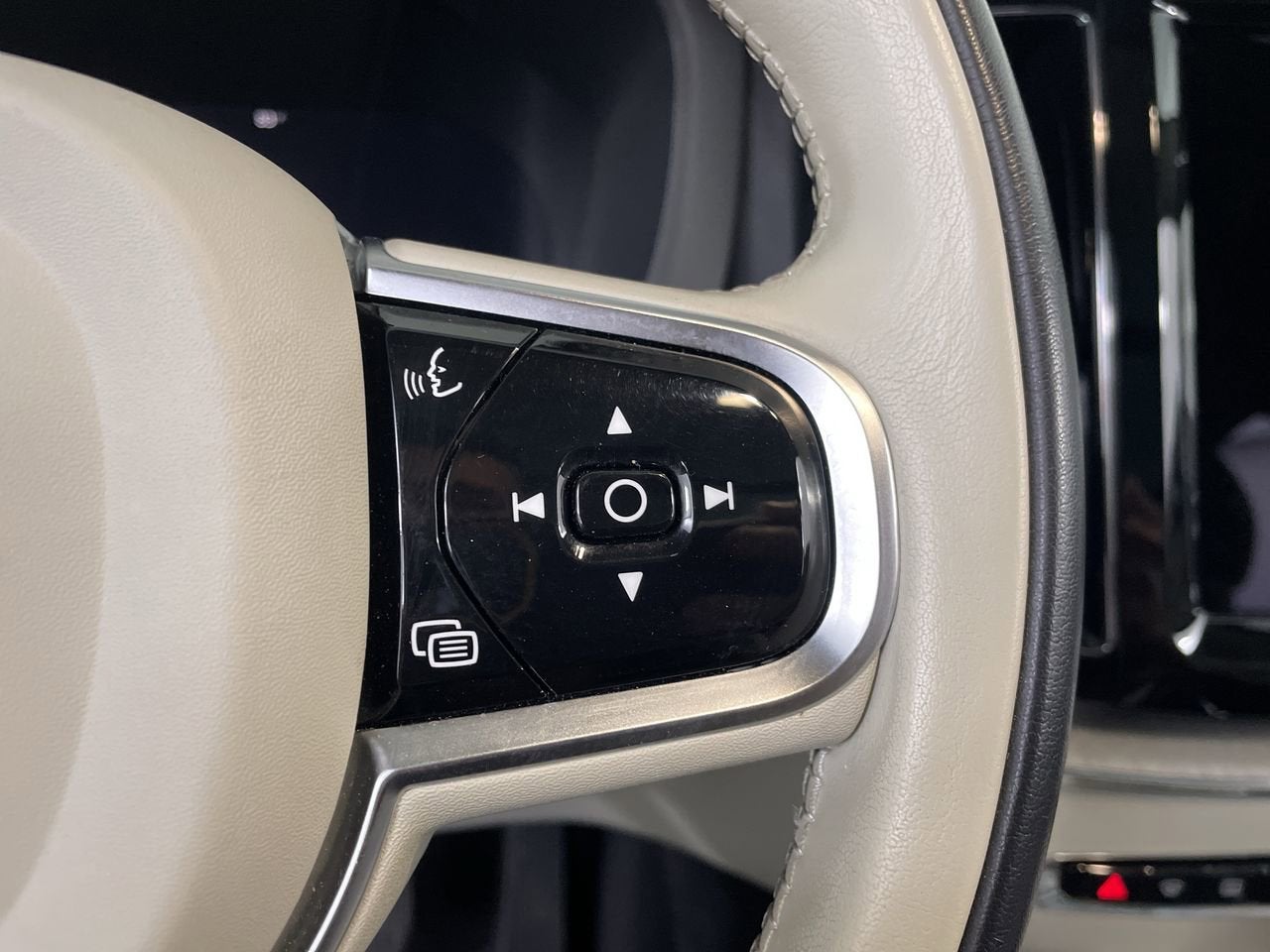 2023 Volvo XC60 Plus Dark Theme