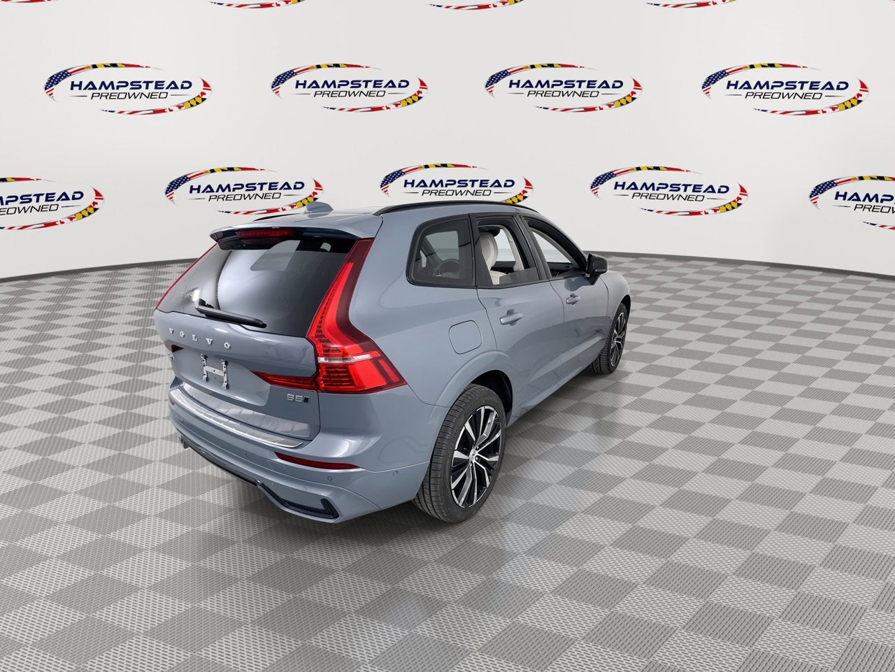 2023 Volvo XC60 Plus Dark Theme
